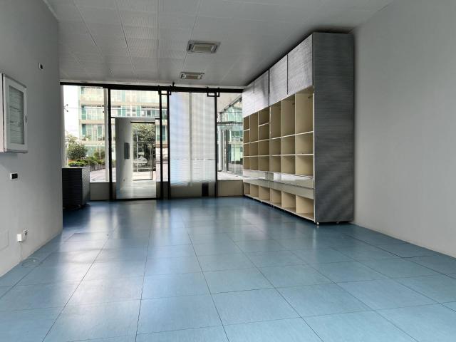 Locale commerciale in vendita a Savona, Centro