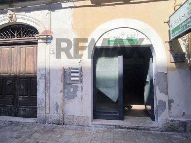 Locale Commerciale in vendita a Siracusa, Borgata