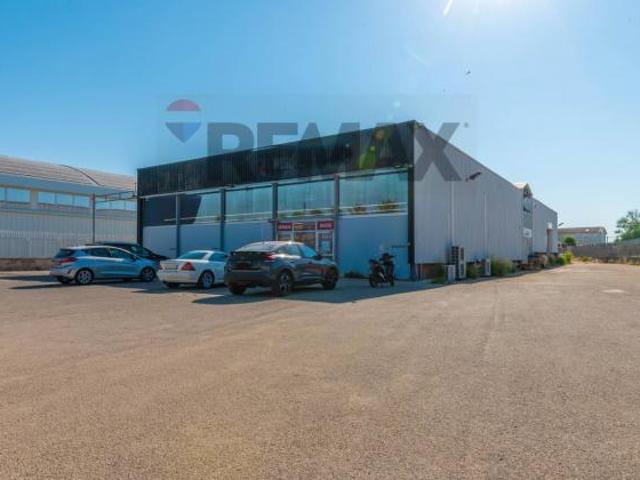 Locale Commerciale in vendita a Siracusa, Elorina
