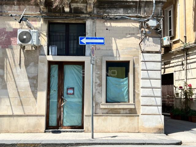 Locale commerciale in vendita a Siracusa, Gelone