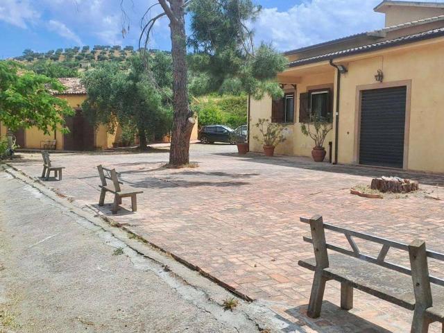 Locale commerciale in vendita a Spezzano Albanese