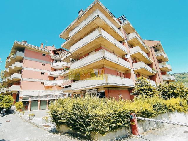 Locale Commerciale in vendita a Teramo, Viale Bovio