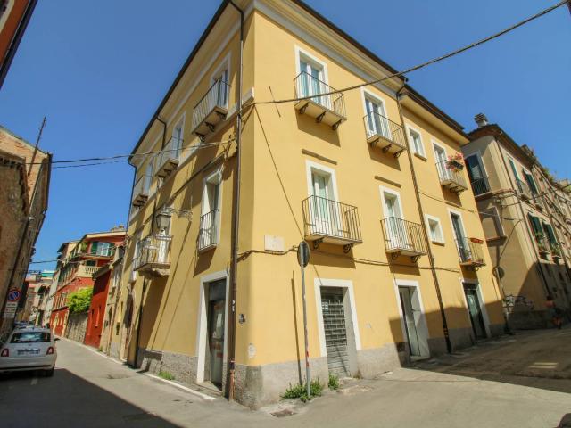 Locale commerciale in vendita a Teramo, Centro