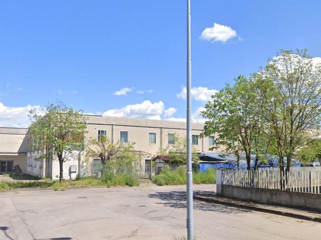 Locale commerciale in vendita a Tortona