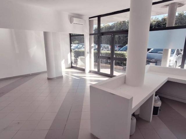 Locale commerciale in vendita a Viareggio