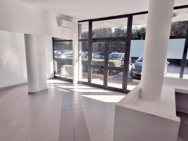 Locale commerciale in vendita a Viareggio