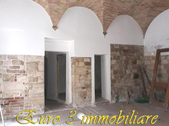 Locale commerciale in vendita, Ascoli Piceno centro