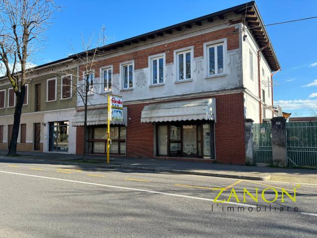 Locale Commerciale in vendita a Gorizia, Lucinico