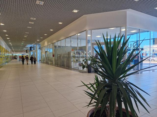 Locale commerciale in vendita in viale dei mutilati e invalidi del lavoro 121, Castel di Lama