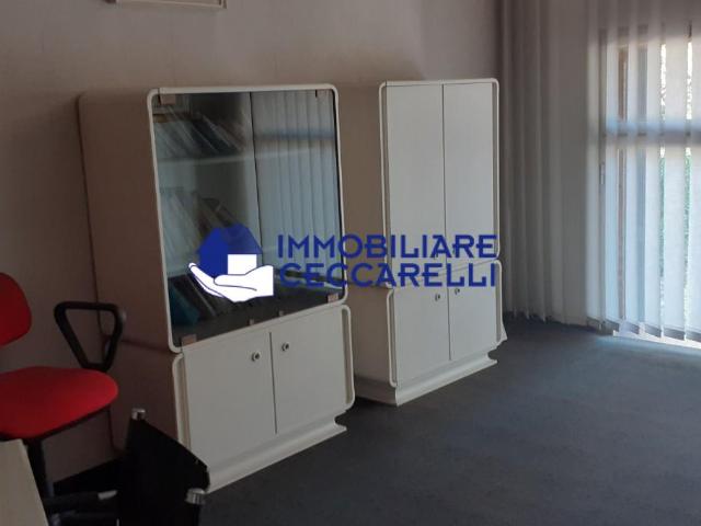 Locale commerciale in vendita, Massa marina di