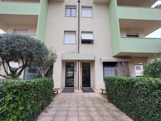 Locale commerciale in vendita, Senigallia portone