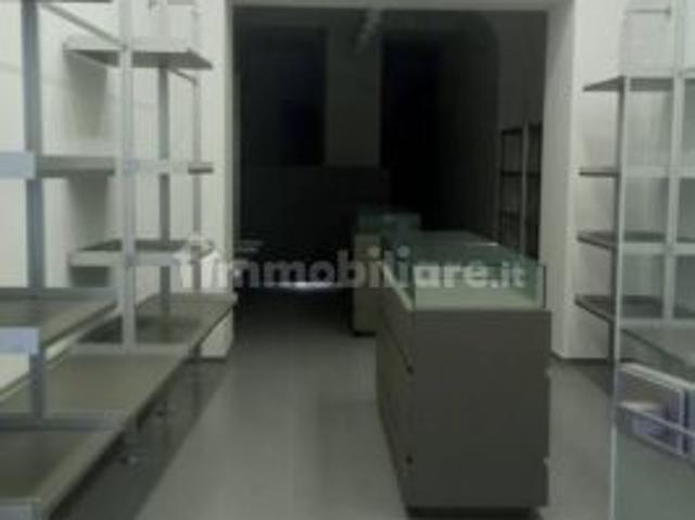 locale commerciale nel pieno centro di aversa con rendita