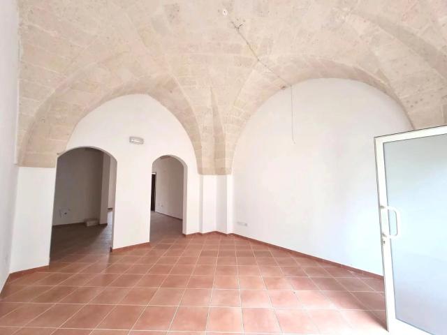 Locale commerciale ristrutturato con volte a stella e piccol. 95m² Oria
