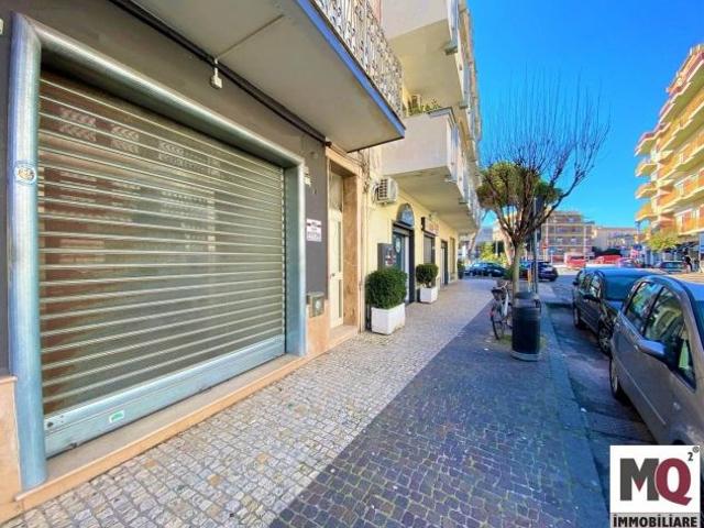 LOCALE COMMERCIALE VIALE MARGHERITA MONDRAGONE Rif. F2935