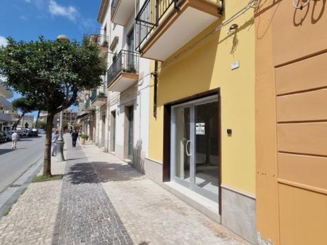 LOCALE COMMERCIALE VIALE REGINA MARGHERITA MONDRAGONE Rif. F3293