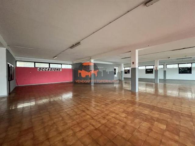 Locale commerciale/capannone con ampie vetrine fronte strada e parcheggio privato