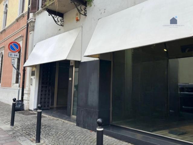 Locale commerciale/Negozio in Affitto a Desenzano del Garda