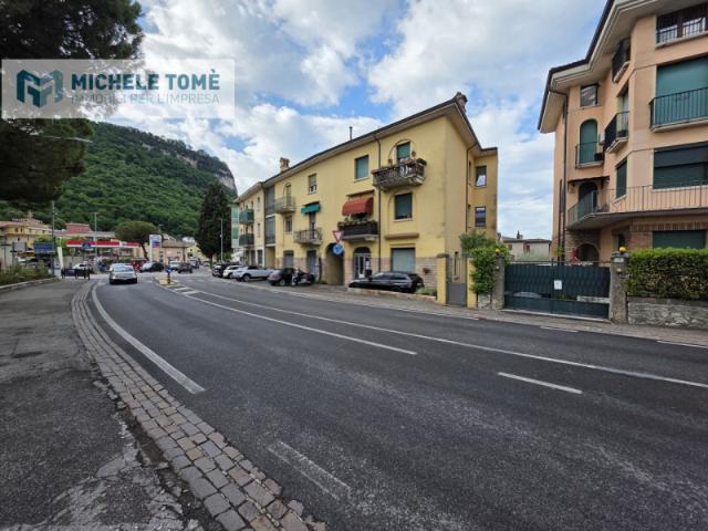 Locale commerciale/Negozio in Affitto a Garda