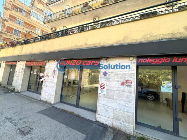 Locale commerciale/Negozio in Affitto a Napoli