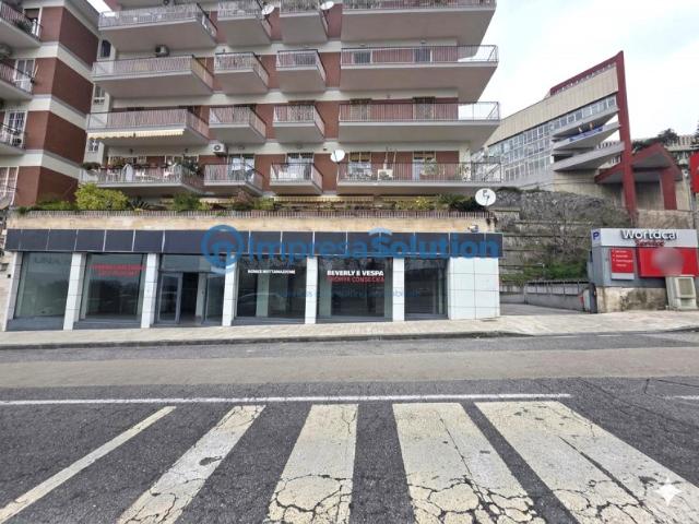 Locale commerciale/Negozio in Affitto a Napoli