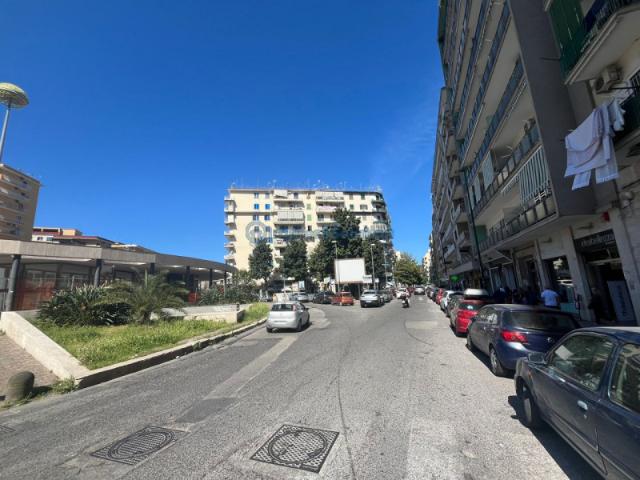 Locale commerciale/Negozio in Affitto a Napoli