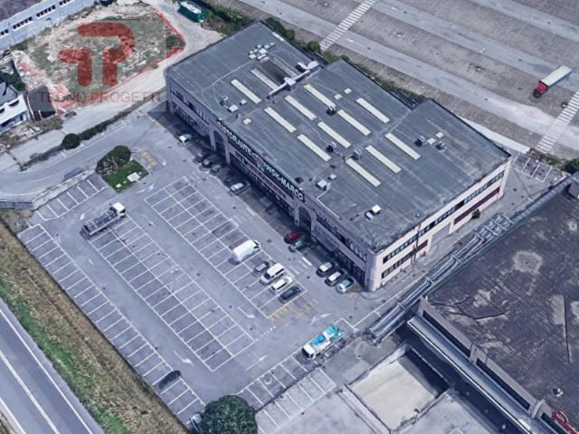 Locale commerciale/Negozio in Vendita a Due Carrare