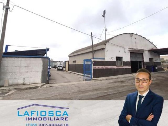 Locale artigianale con pertinenziale area circostante recintata