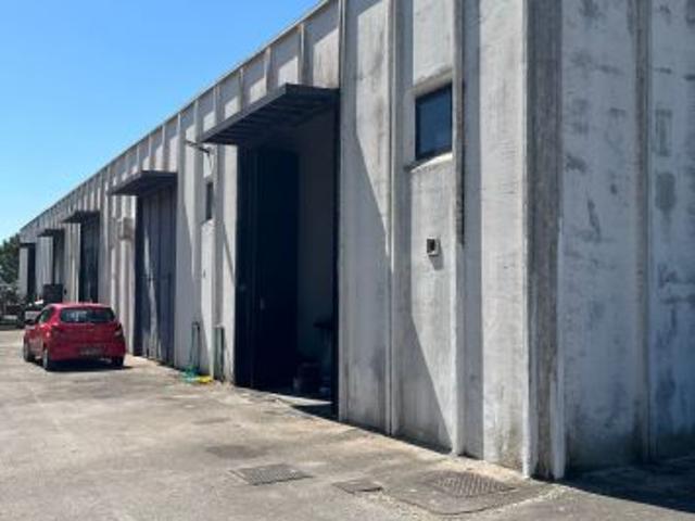 Locale C/2 di 86 mq soppalcabile H 5 mt con bagno e corte – Grosseto