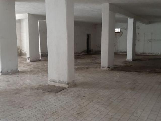 LOCALE DEPOSiTO SEMiNTERRATO *400 MQ* ViA SAGGESE