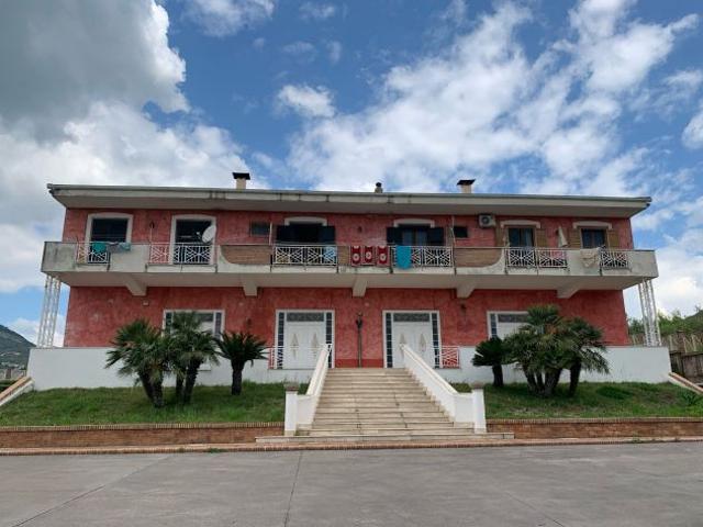 Locale di 350 mq c.a. con 4 vetrine