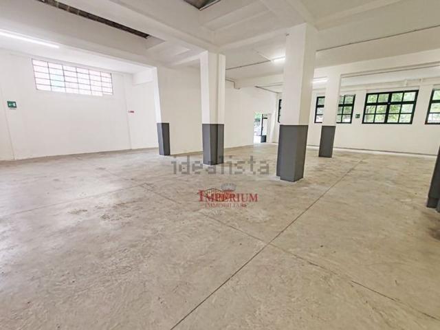 Locale in affitto di 400 m² in Via Vincenzo Bellini