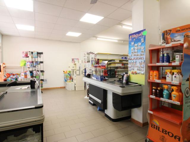 Locale in affitto di 400 m² in Via Calabria, 5