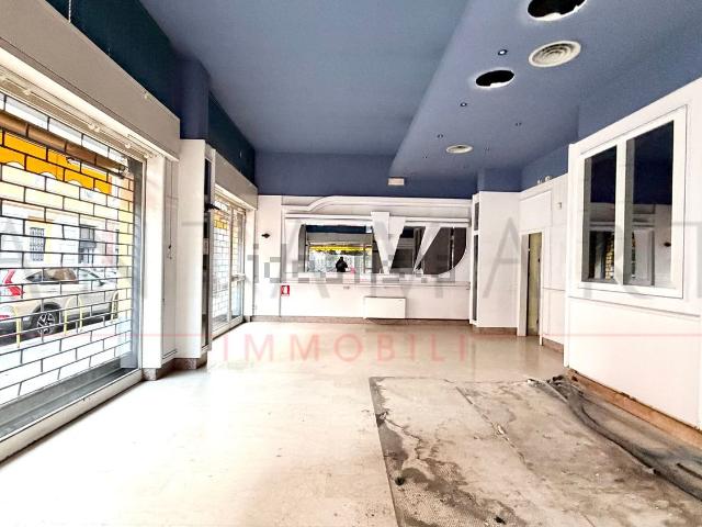 Locale in affitto di 400 m² in Via Andrea Maffei