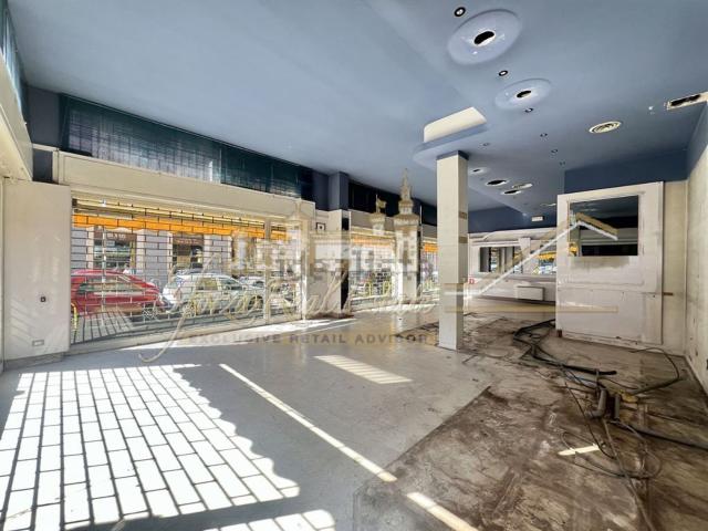 Locale in affitto di 400 m² in Via Andrea Maffei