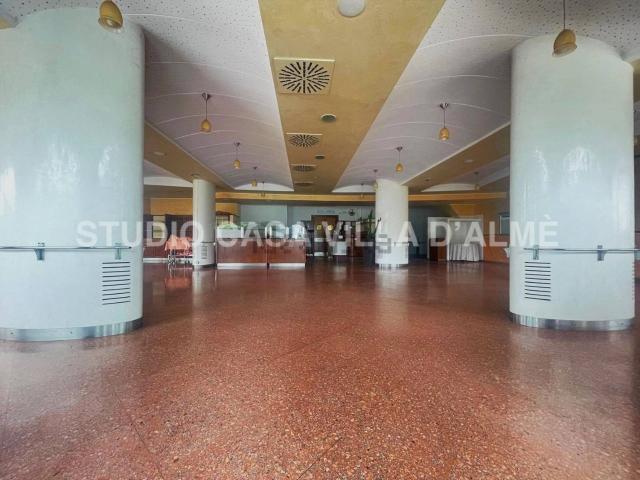 Locale in affitto di 400 m² in Via Alessandro Manzoni