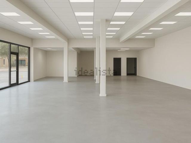 Locale in affitto di 400 m² in Via Appia Nuova