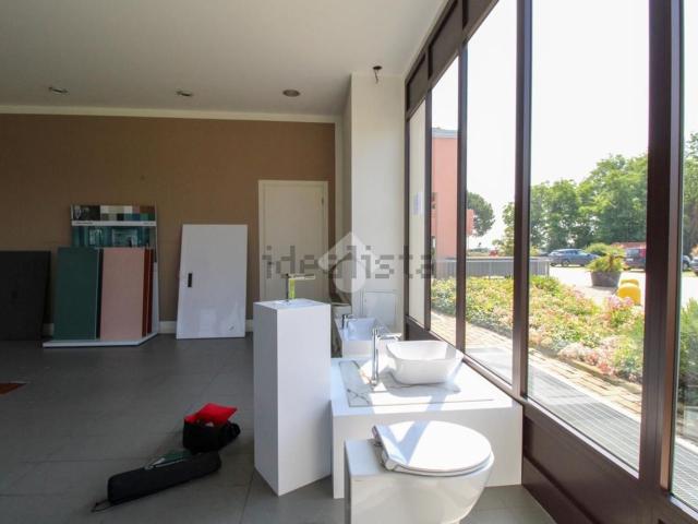 Locale in affitto di 400 m² in Via Don Lorenzo Milani, 1