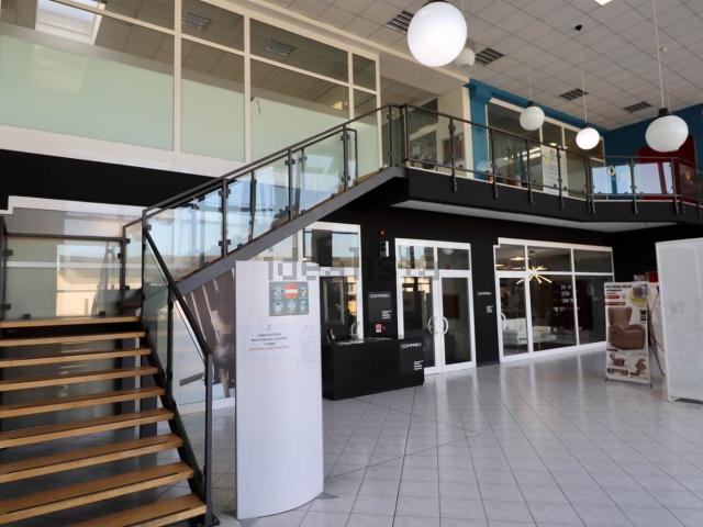 Locale in affitto di 400 m² in Via del Commercio, 3