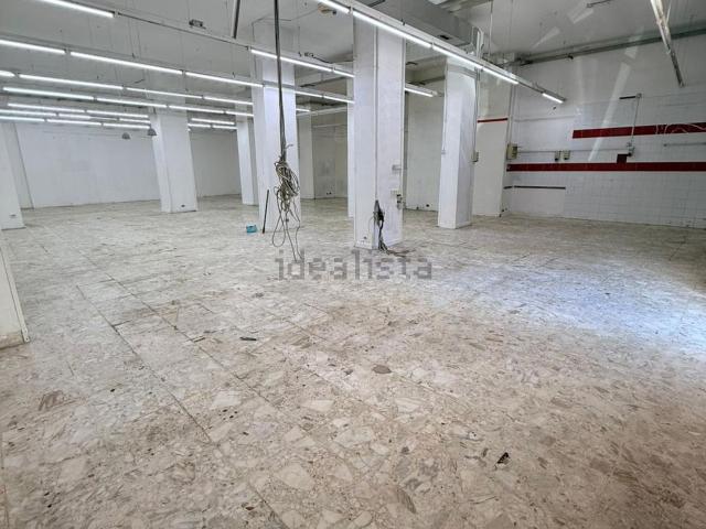 Locale in affitto di 400 m² in Via Fratelli Mellone, 10