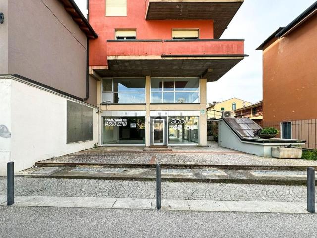 Locale in affitto di 400 m² in Via Luigi Cadorna, 4