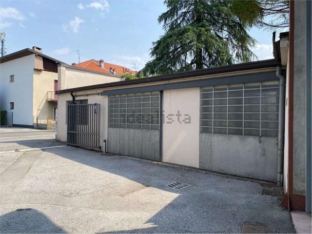 Locale in affitto di 400 m² in Via per Molteno, 27