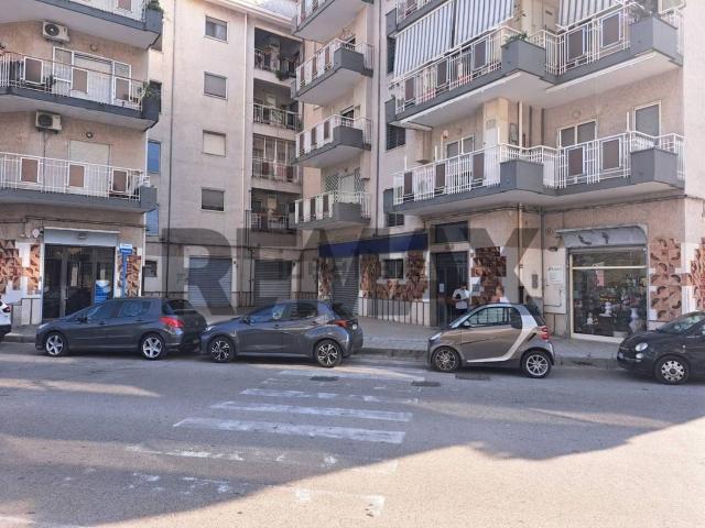 Locale in affitto di 400 m² in Via Ugo Foscolo