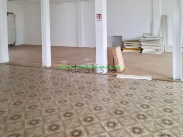 Locale in affitto di 400 m² in Via Vittorio Veneto