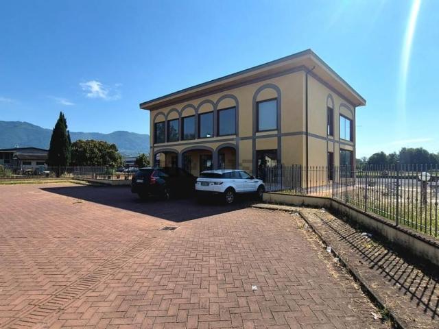 Locale in affitto di 400 m² in Viale Europa, 408