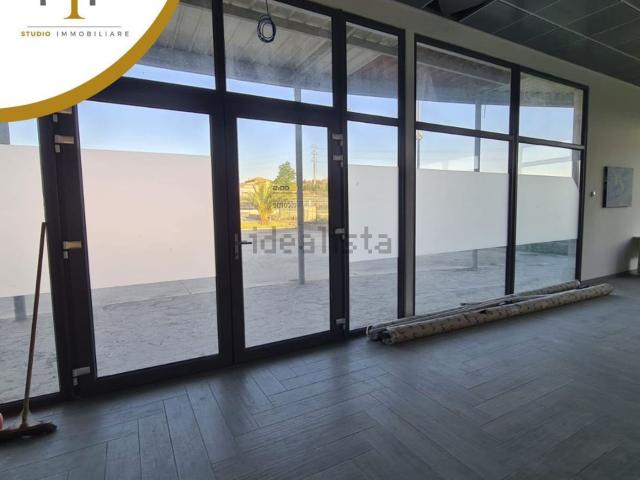 Locale in affitto di 400 m² in Contrada Roseto