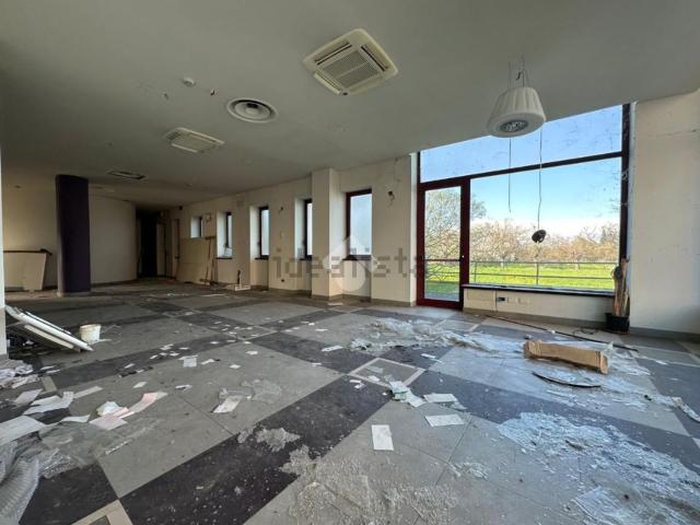 Locale in affitto di 400 m² in Strada Statale 35 dei Giovi