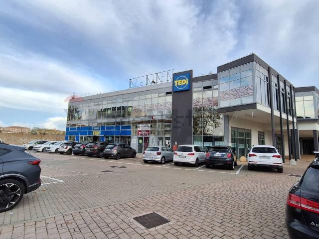 Locale in affitto di 406 m² in Via Tiburtina Valeria, 57
