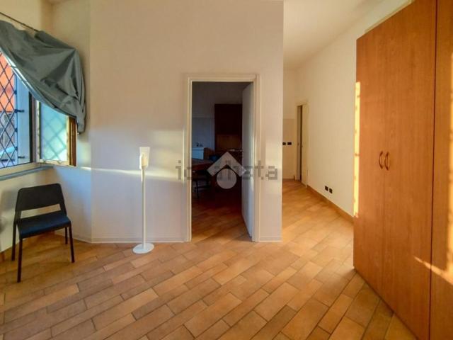 Locale in affitto di 40 m² in Via C. Cattaneo, 41