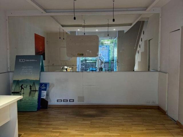 Locale in affitto di 40 m² in Via Carlo Poerio, 14