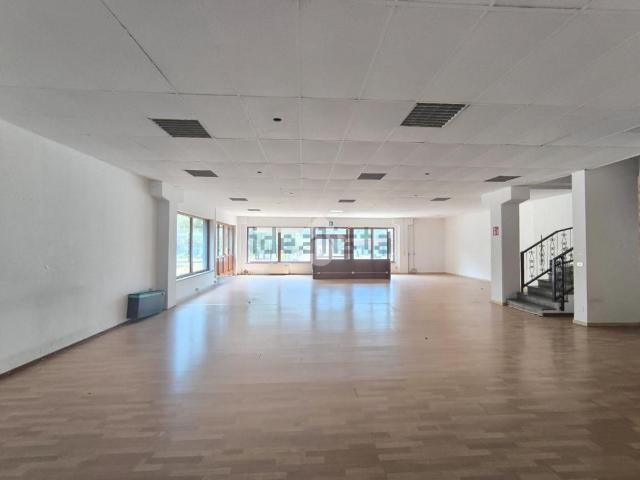Locale in affitto di 416 m² in Località Grand Chemin, 63